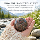 Sphère de granit rouge