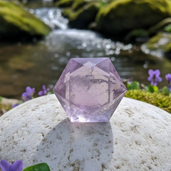 Amethyst, heilige Geometrie, facettierter Kristall