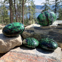 Rubí en piedra de palma zoisita