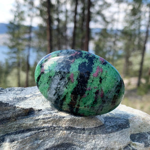 Rubí en piedra de palma zoisita